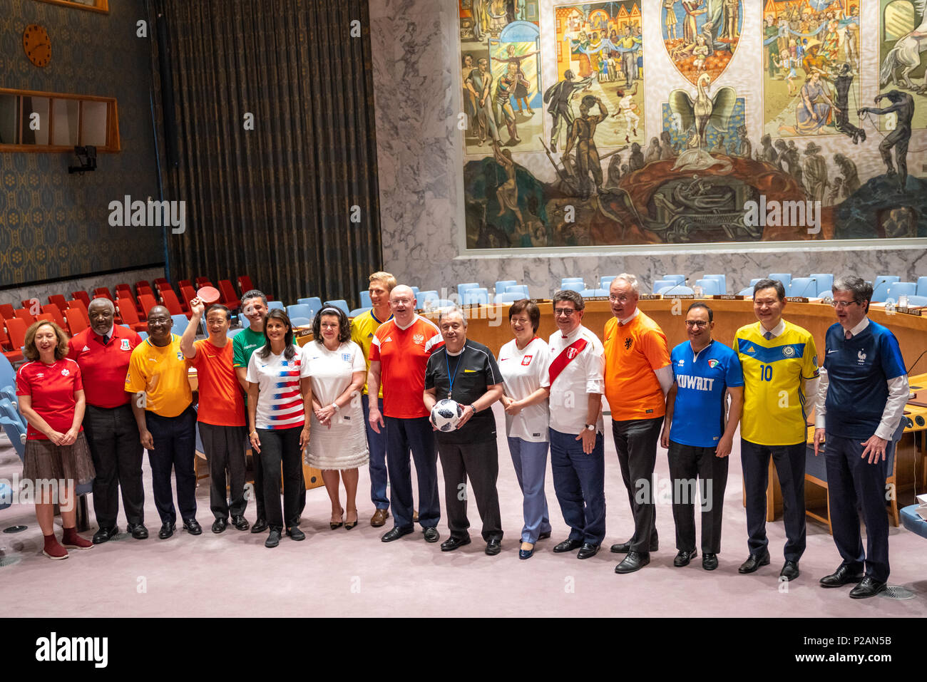 New York, Stati Uniti d'America, 14 giugno 2018. Segretario Generale delle Nazioni Unite António Guterres (C) trattiene un pallone da calcio e indossa un arbitro jersey come egli si pone insieme con gli altri membri del Consiglio di Sicurezza delle Nazioni Unite che indossano i loro national soccer uniformi per contrassegnare il giorno di apertura del 2018 FIFA World Cup, ospitato dalla Federazione russa a partire dal 14 giugno al 15 luglio. Credito: Enrique Shore/Alamy Live News Foto Stock