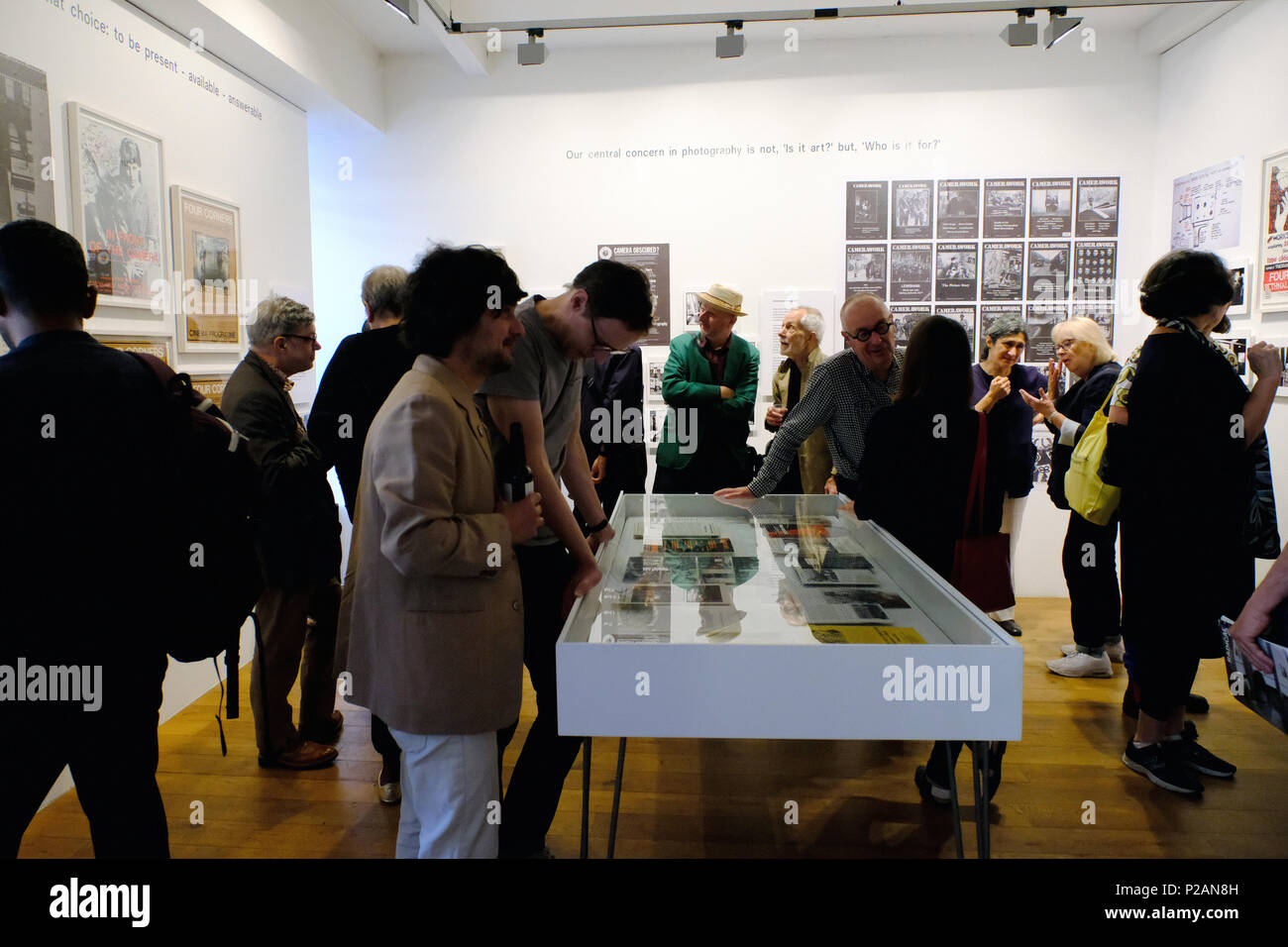 Londra, Regno Unito. 14 giugno 2018. Visioni radicale,l'inizio la storia di quattro angoli e riprese 1972 - 1987 si apre con la festa per il lancio di un frequentato da Bob e Roberta Smith e Peter Kennard tra molte altre radicali fotografi e artisti nella zona est di Londra Foto Stock