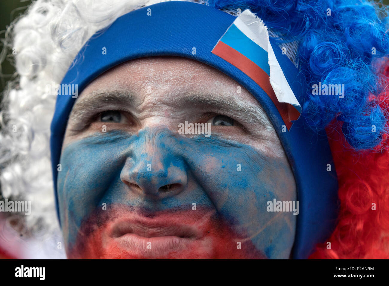 Mosca, Russia. 14 Giugno, 2018. Ventole russo sulla centrale le strade di Mosca durante il giorno di apertura 2018 FIFA World Cup in Russia Gruppo. Un Round 1 partita di calcio tra la Russia e l'Arabia Saudita Credito: Nikolay Vinokurov/Alamy Live News Foto Stock