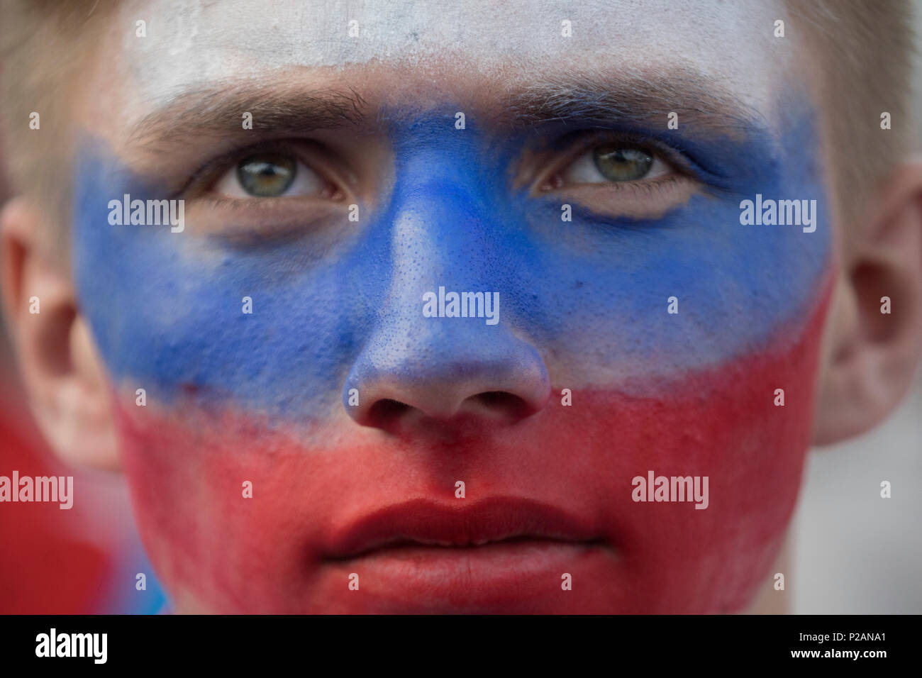 Mosca, Russia. 14 Giugno, 2018. Ventole russo sulla centrale le strade di Mosca durante il giorno di apertura 2018 FIFA World Cup in Russia Gruppo. Un Round 1 partita di calcio tra la Russia e l'Arabia Saudita Credito: Nikolay Vinokurov/Alamy Live News Foto Stock