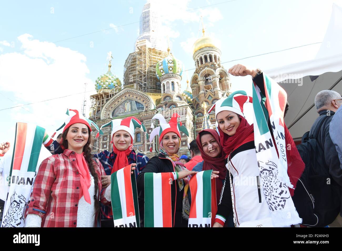 Giugno 14, 2018 a San Pietroburgo, Russia. Per gli appassionati di calcio di tutto il mondo durante la Coppa del Mondo FIFA 2018 corrispondenza tra la Russia e l'Arabia Saudita a Fan Fest zona. Credito: Shoja Lak/Alamy Live News Foto Stock