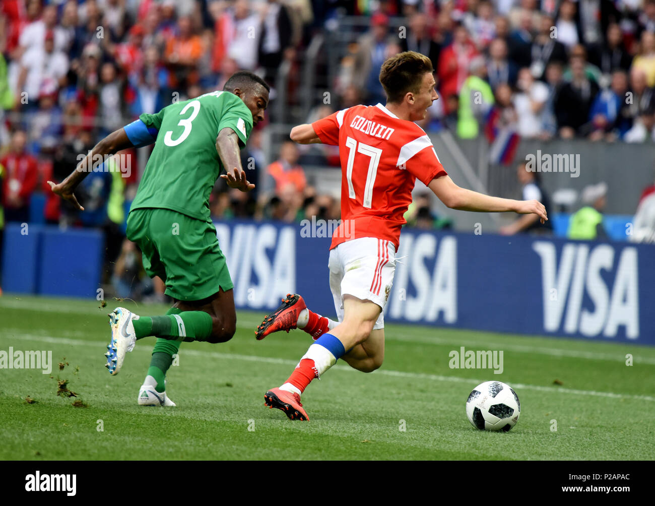 Mosca, Russia - 14 giugno 2018. Saudi Arabian defender Osama Hawsawi contro il centrocampista russo Aleksandr Golovin nella partita di apertura della Coppa del Mondo FIFA 2018 Russia vs Arabia Saudita. Credito: Alizada Studios/Alamy Live News Foto Stock