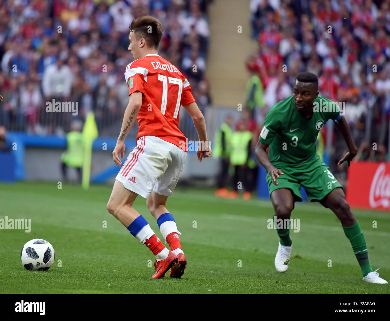 Mosca, Russia - 14 giugno 2018. Saudi Arabian defender Osama Hawsawi contro il centrocampista russo Aleksandr Golovin nella partita di apertura della Coppa del Mondo FIFA 2018 Russia vs Arabia Saudita. Credito: Alizada Studios/Alamy Live News Foto Stock