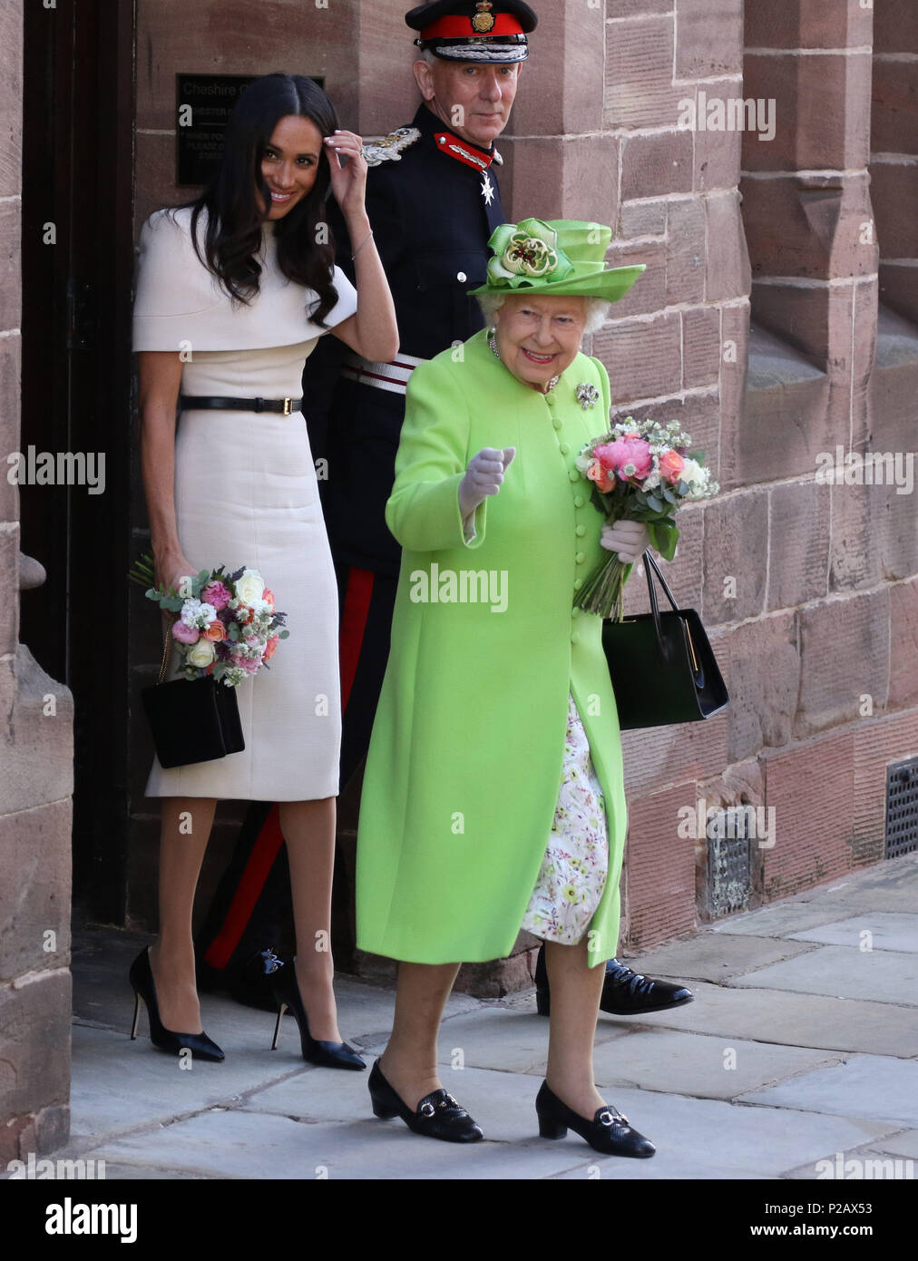 Sua Maestà la Regina Elisabetta II e Meghan Markle, duchessa di Sussex, visitare Chester sul loro primo impegno pubblico insieme. Chester, Cheshire, il 14 giugno 2018. Credito: Paolo Marriott/Alamy Live News Foto Stock