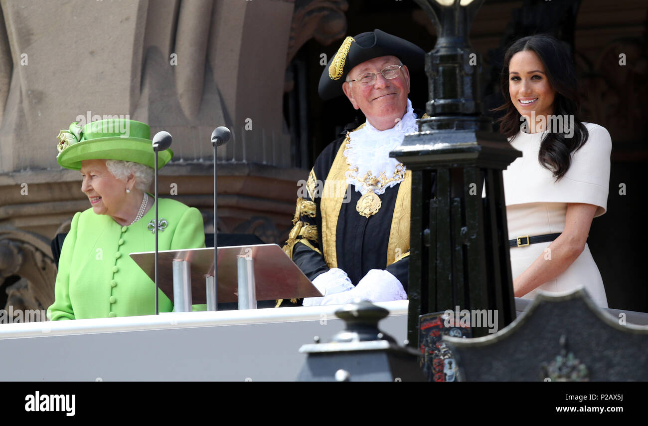 Sua Maestà la Regina Elisabetta II e Meghan Markle, duchessa di Sussex, visitare Chester sul loro primo impegno pubblico insieme. Chester, Cheshire, il 14 giugno 2018. Credito: Paolo Marriott/Alamy Live News Foto Stock