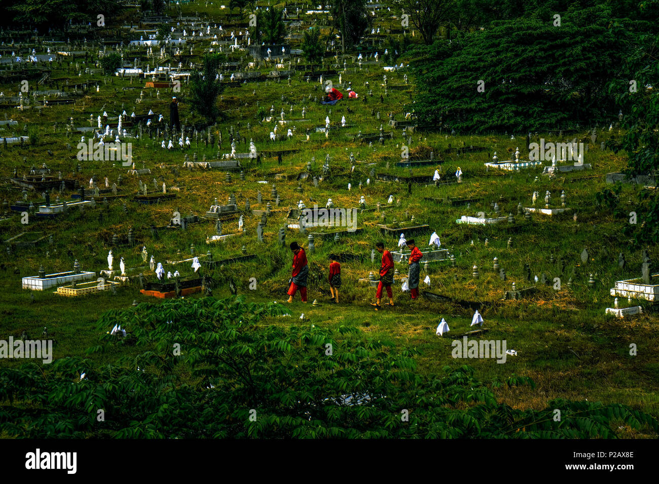 KUALA LUMPUR, Malesia - 15 giugno: i musulmani si vedono persone lasciare la terra grave dopo eseguire una preghiera per i loro morti familiari durante le celebrazioni Eid-Fitri nella Klang, Malaysia il 15 giugno 2018. I musulmani di tutto il mondo ha celebrato eid-fitri su Venerdì 15. Foto di Samsul detto/Nipponnews (Malesia) Credito: Aflo Co. Ltd./Alamy Live News Foto Stock
