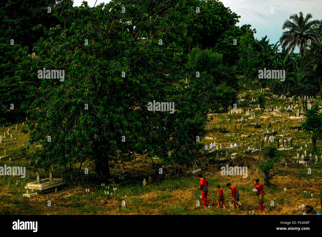KUALA LUMPUR, Malesia - 15 giugno: i musulmani si vedono persone lasciare la terra grave dopo eseguire una preghiera per i loro morti familiari durante le celebrazioni Eid-Fitri nella Klang, Malaysia il 15 giugno 2018. I musulmani di tutto il mondo ha celebrato eid-fitri su Venerdì 15. Foto di Samsul detto/Nipponnews (Malesia) Credito: Aflo Co. Ltd./Alamy Live News Foto Stock