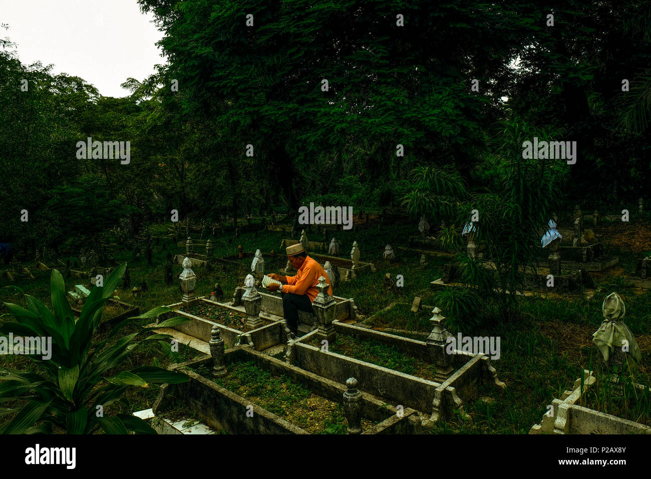 KUALA LUMPUR, Malesia - 15 giugno: musulmani l uomo è visto pregando per i suoi morti familiari a grave durante le celebrazioni Eid-Fitri nella Klang, Malaysia il 15 giugno 2018. I musulmani di tutto il mondo ha celebrato eid-fitri su Venerdì 15. Foto di Samsul detto/Nipponnews (Malesia) Credito: Aflo Co. Ltd./Alamy Live News Foto Stock