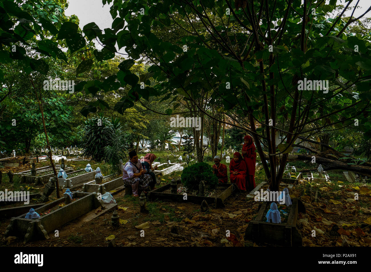 KUALA LUMPUR, Malesia - 15 giugno: i musulmani si vedono persone eseguire una preghiera per i loro morti familiari a grave durante le celebrazioni Eid-Fitri nella Klang, Malaysia il 15 giugno 2018. I musulmani di tutto il mondo ha celebrato eid-fitri su Venerdì 15. Foto di Samsul detto/Nipponnews (Malesia) Credito: Aflo Co. Ltd./Alamy Live News Foto Stock