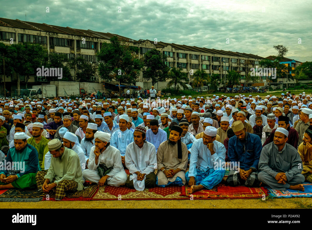 KUALA LUMPUR, Malesia - 15 giugno: musulmani Rohingyas rifugiati che vivono in Malesia partecipare alla preghiera speciali durante le celebrazioni Eid-Fitri in Selayang, Malaysia il 15 giugno 2018. Più di 60 mila rifugiati Rohingya registrati sotto la UNCHR arrivare in Malesia dal conflitto iniziano in Arakan Myanmar. Musulmani di tutto il mondo ha celebrato eid-fitri su Venerdì 15. Foto di Samsul detto/Nipponnews (Malesia) Credito: Aflo Co. Ltd./Alamy Live News Foto Stock