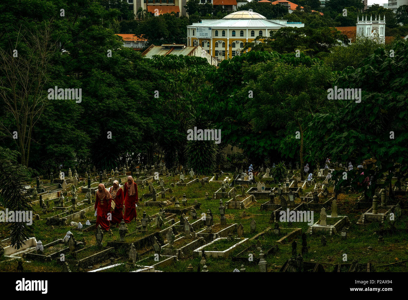 KUALA LUMPUR, Malesia - 15 giugno: i musulmani si vedono persone lasciare la terra grave dopo eseguire una preghiera per i loro morti familiari durante le celebrazioni Eid-Fitri nella Klang, Malaysia il 15 giugno 2018. I musulmani di tutto il mondo ha celebrato eid-fitri su Venerdì 15. Foto di Samsul detto/Nipponnews (Malesia) Credito: Aflo Co. Ltd./Alamy Live News Foto Stock