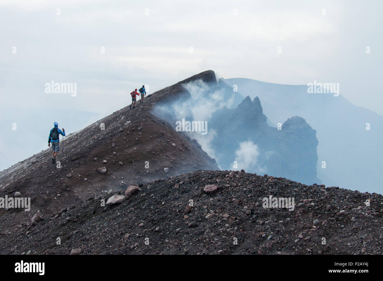 Alla sommità del vulcano Etna, gli escursionisti vai su campi di lava al vertice dell'Etna Foto Stock
