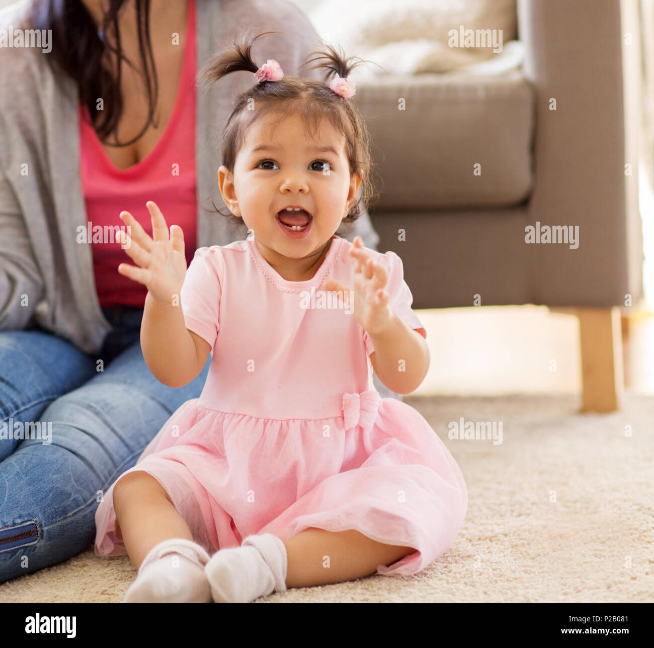 Happy Baby girl con la madre a casa Foto Stock