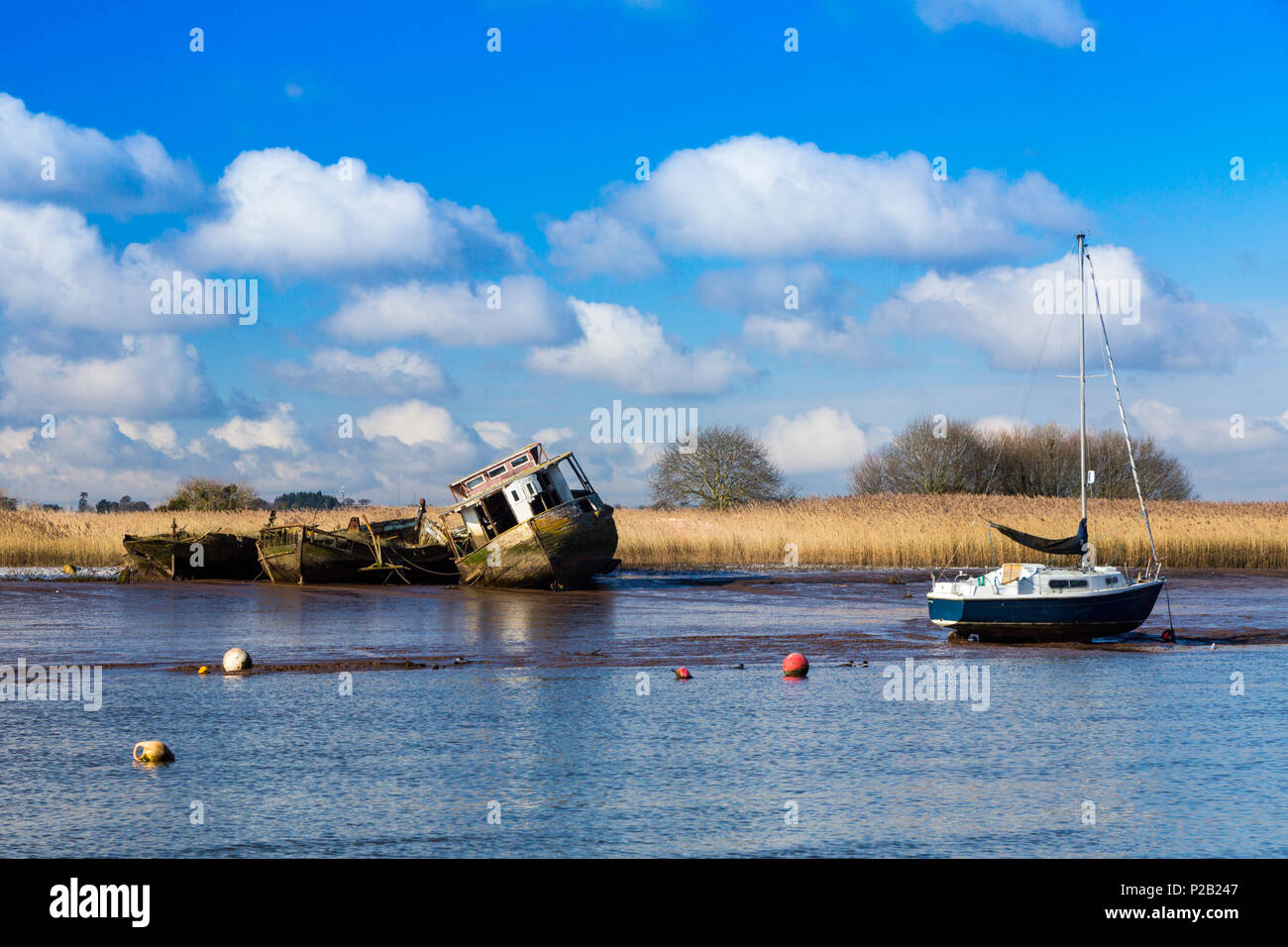Una casa galleggiante abbandonati e un paio di chiatte marciume sulle velme del Fiume Exe a Topsham, Devon, Inghilterra, Regno Unito Foto Stock