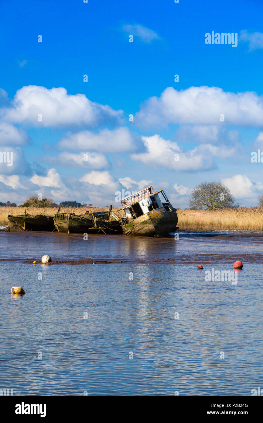 Una casa galleggiante abbandonati e un paio di chiatte marciume sulle velme del Fiume Exe a Topsham, Devon, Inghilterra, Regno Unito Foto Stock