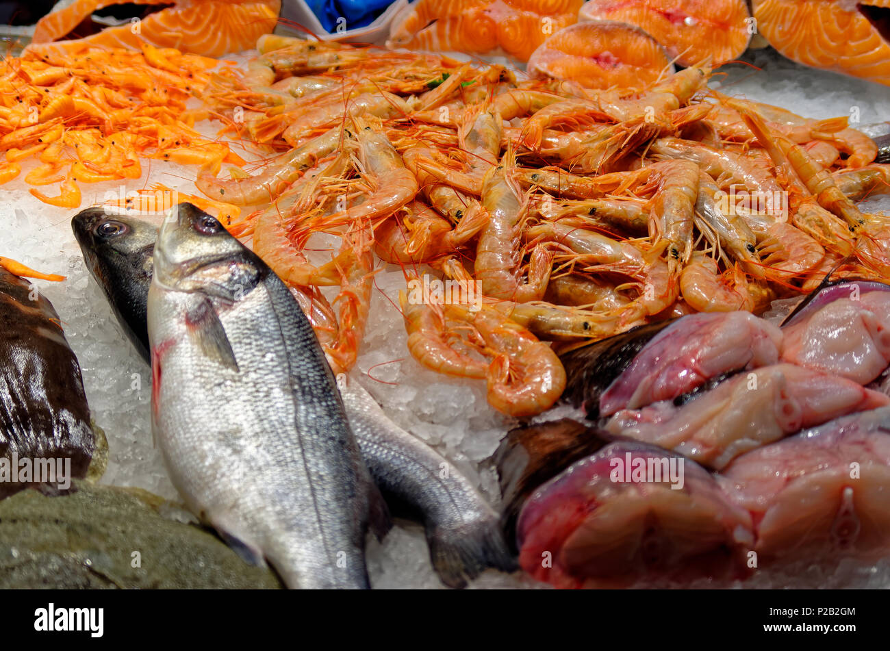 Piatti a base di frutti di mare freschi sul ghiaccio nel mercato del pesce. Barcelona, Spagna Foto Stock