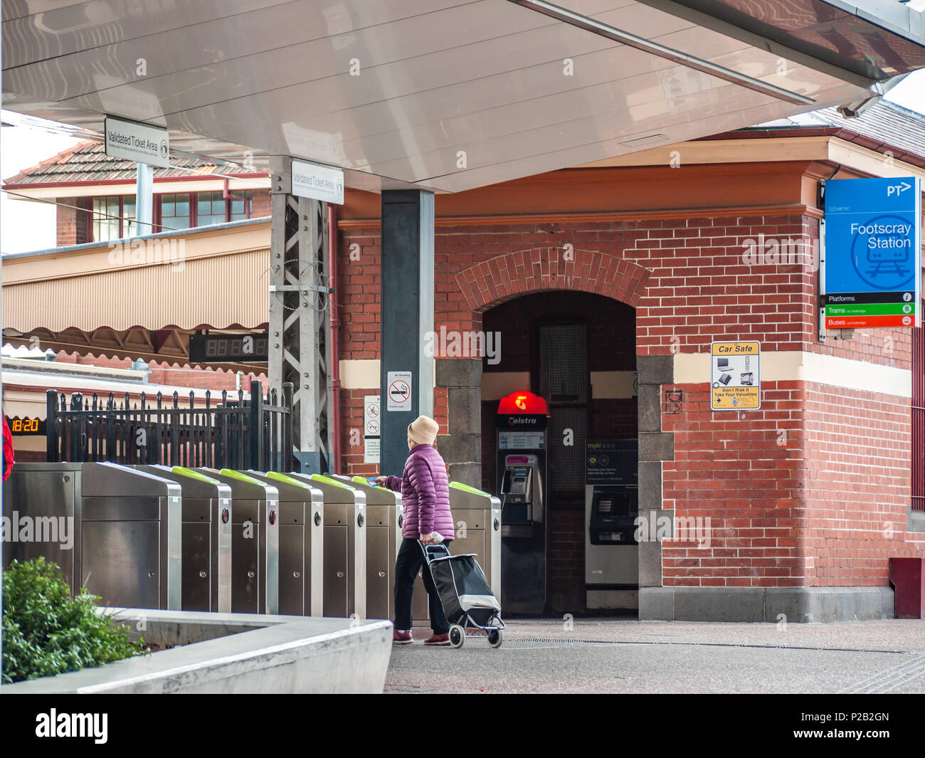 Passeggeri con shopping bag toccando sul suo Myki scheda per immettere Footscray stazione ferroviaria. Melbourne VIC Australia. Foto Stock