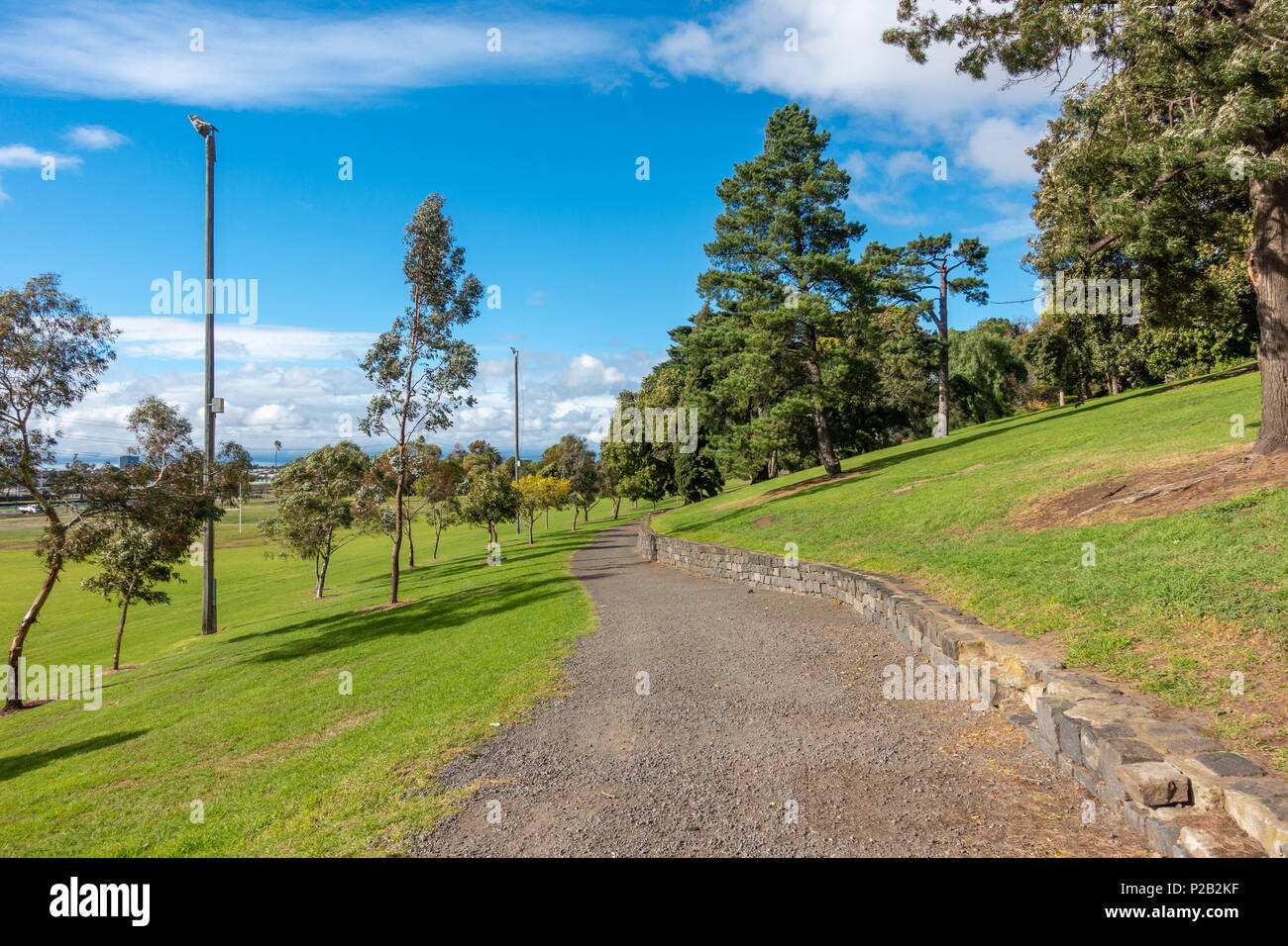 Il sentiero nel Parco Footscray. Splendido ambiente a Melbourne il parco suburbano. Melbourne VIC Australia. Foto Stock