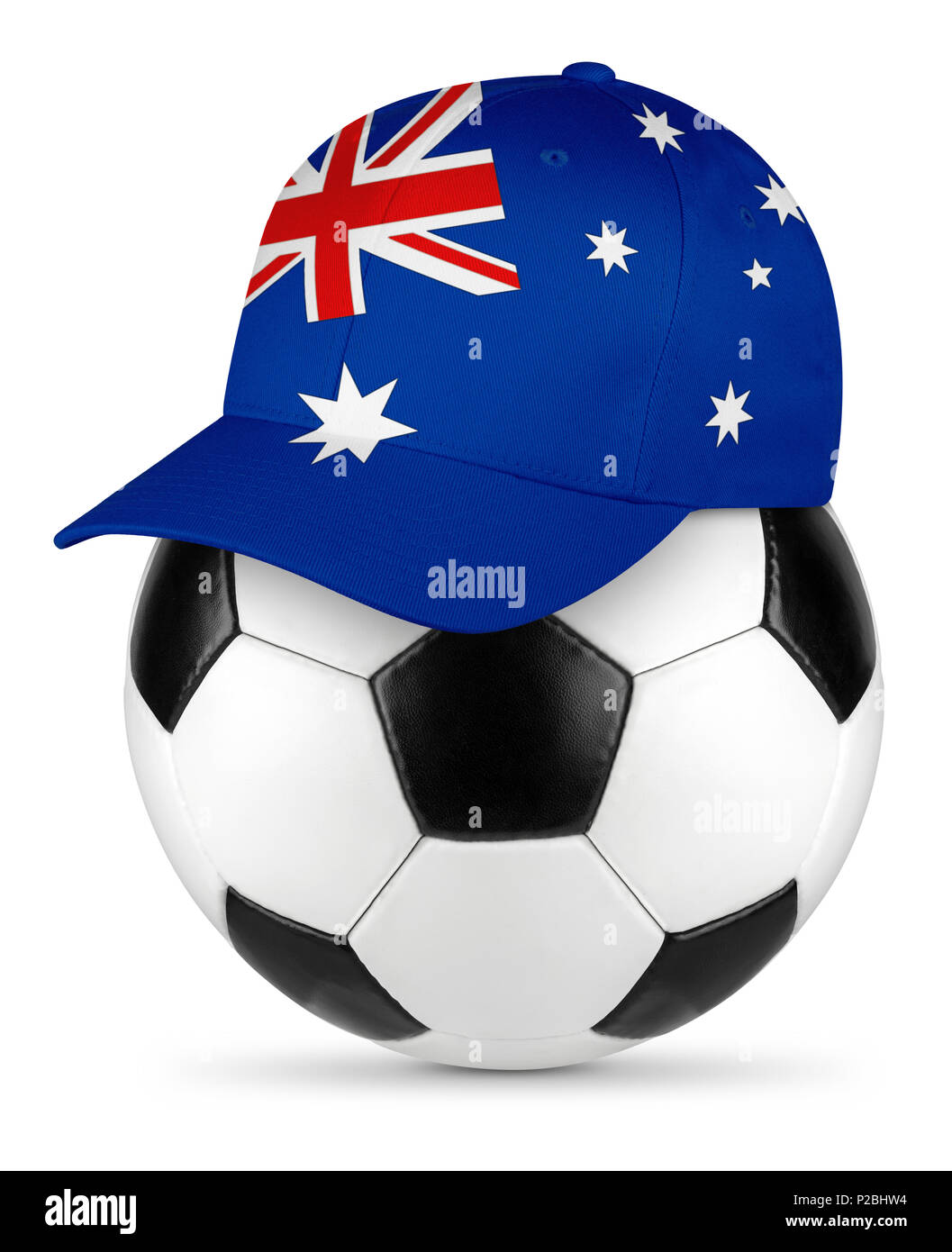 Nero classico bianco pelle pallone da calcio con australia bandiera australiana tifoso di baseball cap sfondo isolato sport concetto di calcio Foto Stock