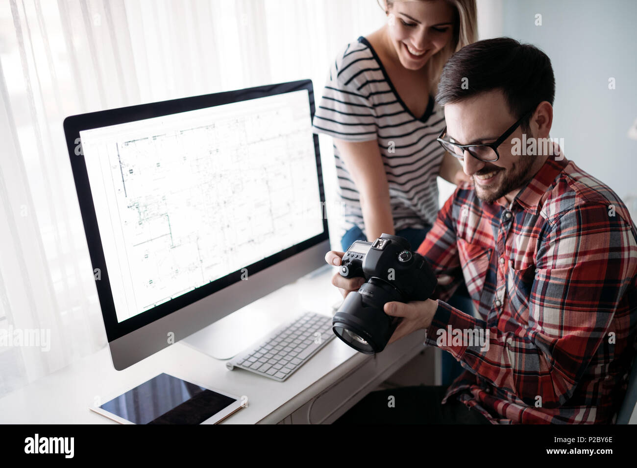 Attraente di giovani progettisti che lavorano sul progetto insieme Foto Stock