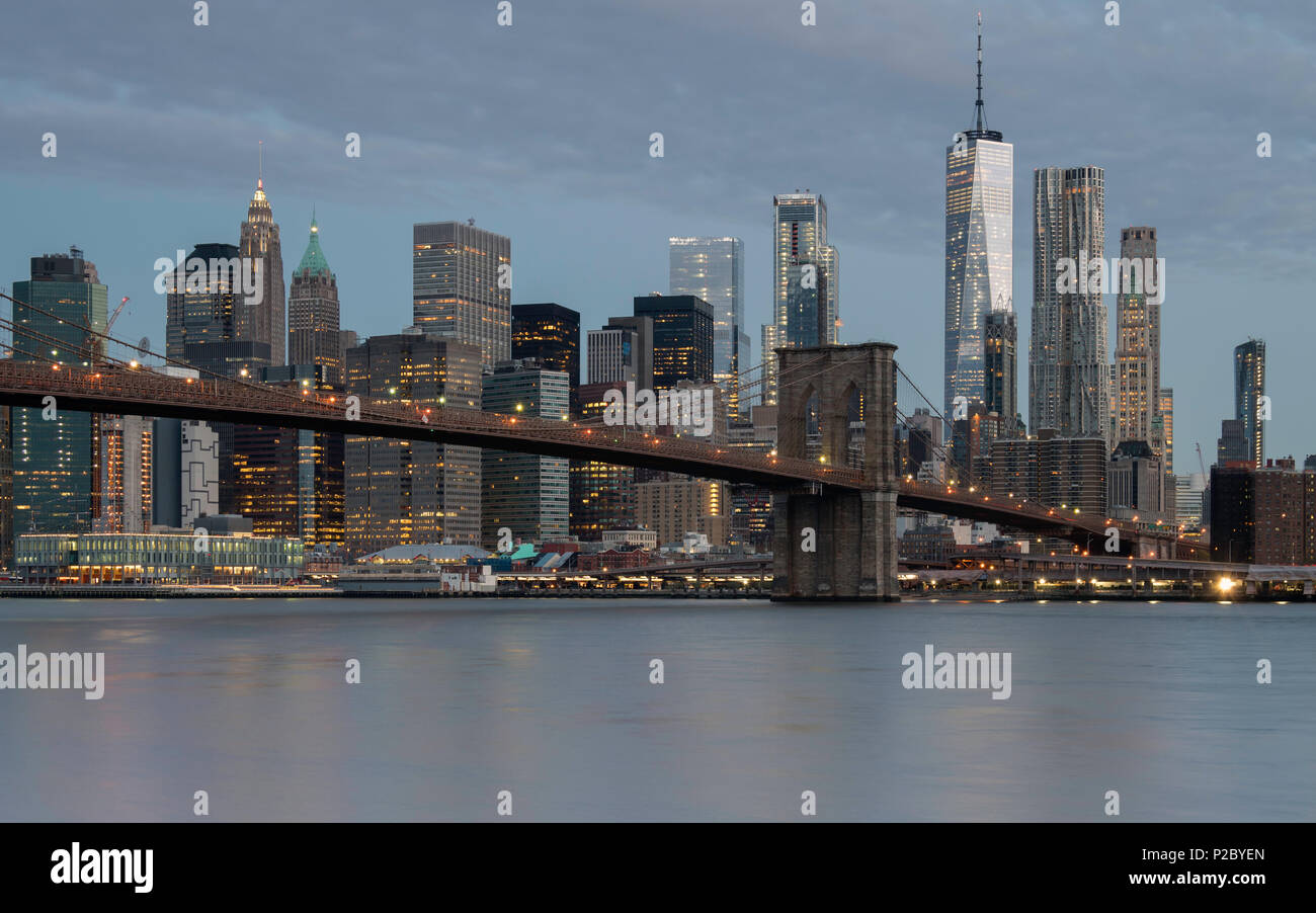 Ponte di Brooklyn e la skyline di Manhattan all'alba di tutta l'East River a Brooklyn, New York, Stati Uniti d'America Foto Stock