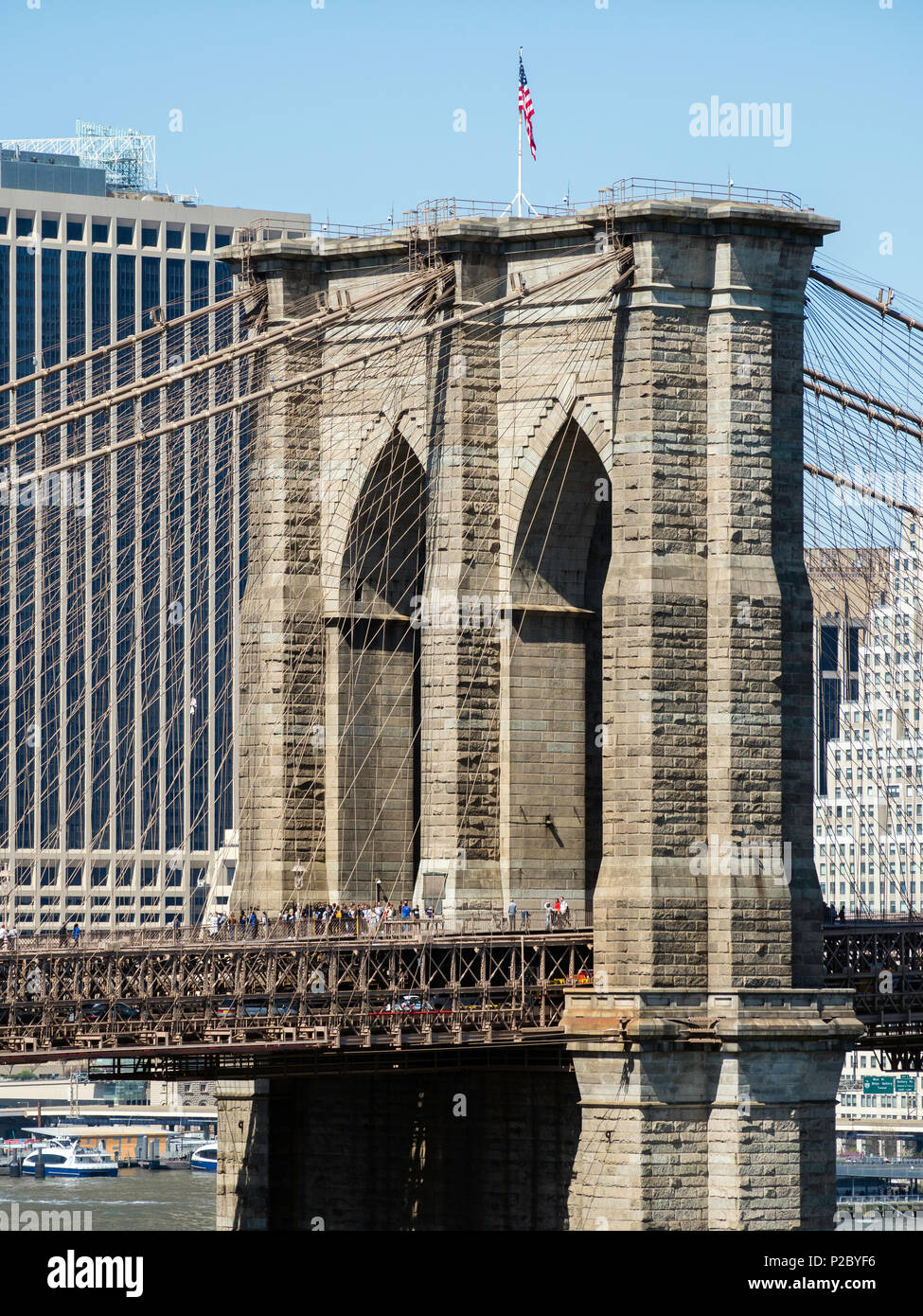 Il Ponte di Brooklyn e la skyline di Manhattan in tutta l'East River da Brooklyn, New York, Stati Uniti d'America Foto Stock