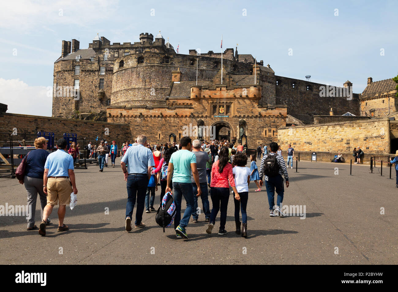 I visitatori di entrare al Castello di Edimburgo,in una giornata di sole in giugno; Edimburgo Città Vecchia, Scotland Regno Unito Foto Stock