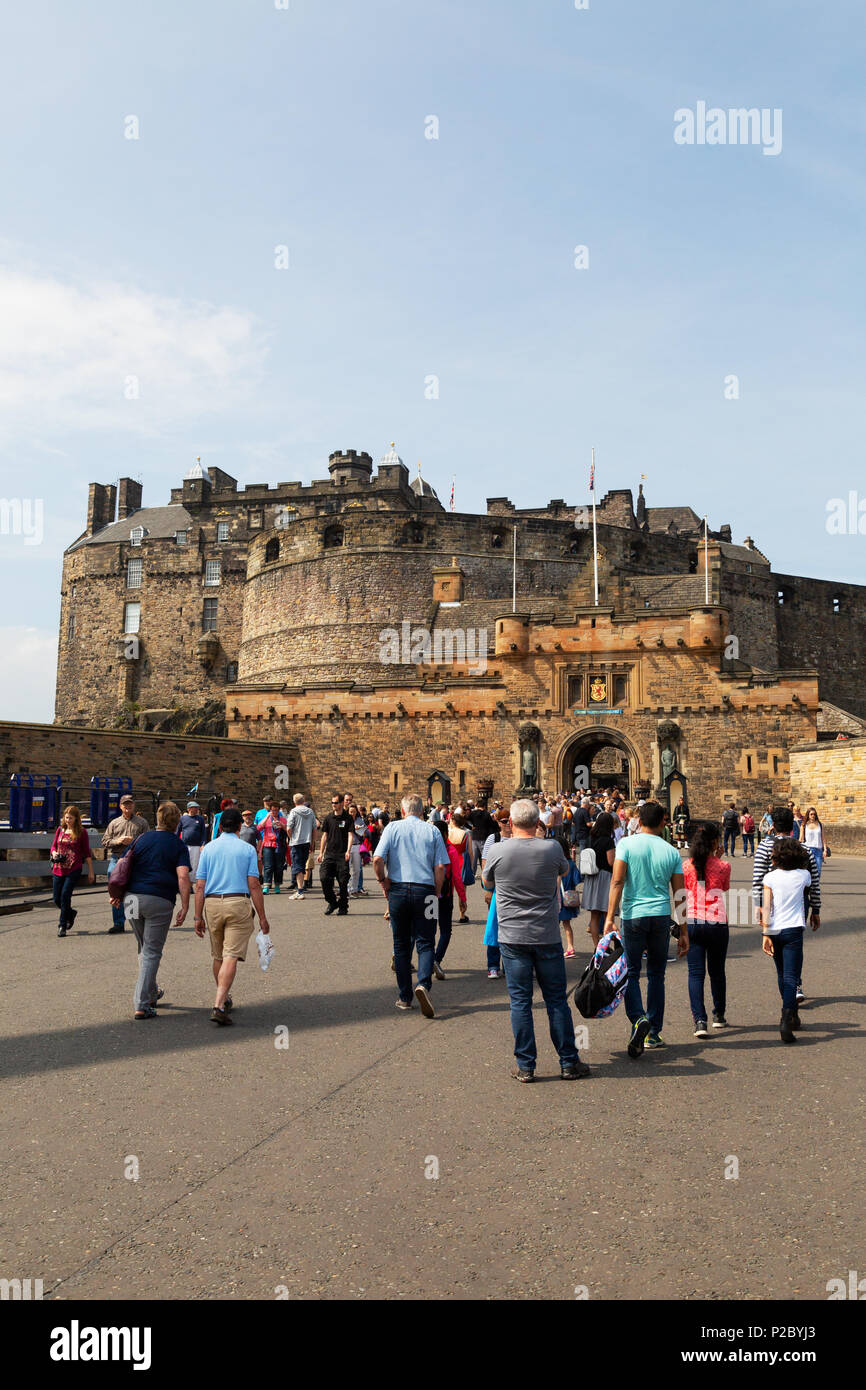 I visitatori di entrare al Castello di Edimburgo,in una giornata di sole in giugno; Edimburgo Città Vecchia, Scotland Regno Unito Foto Stock