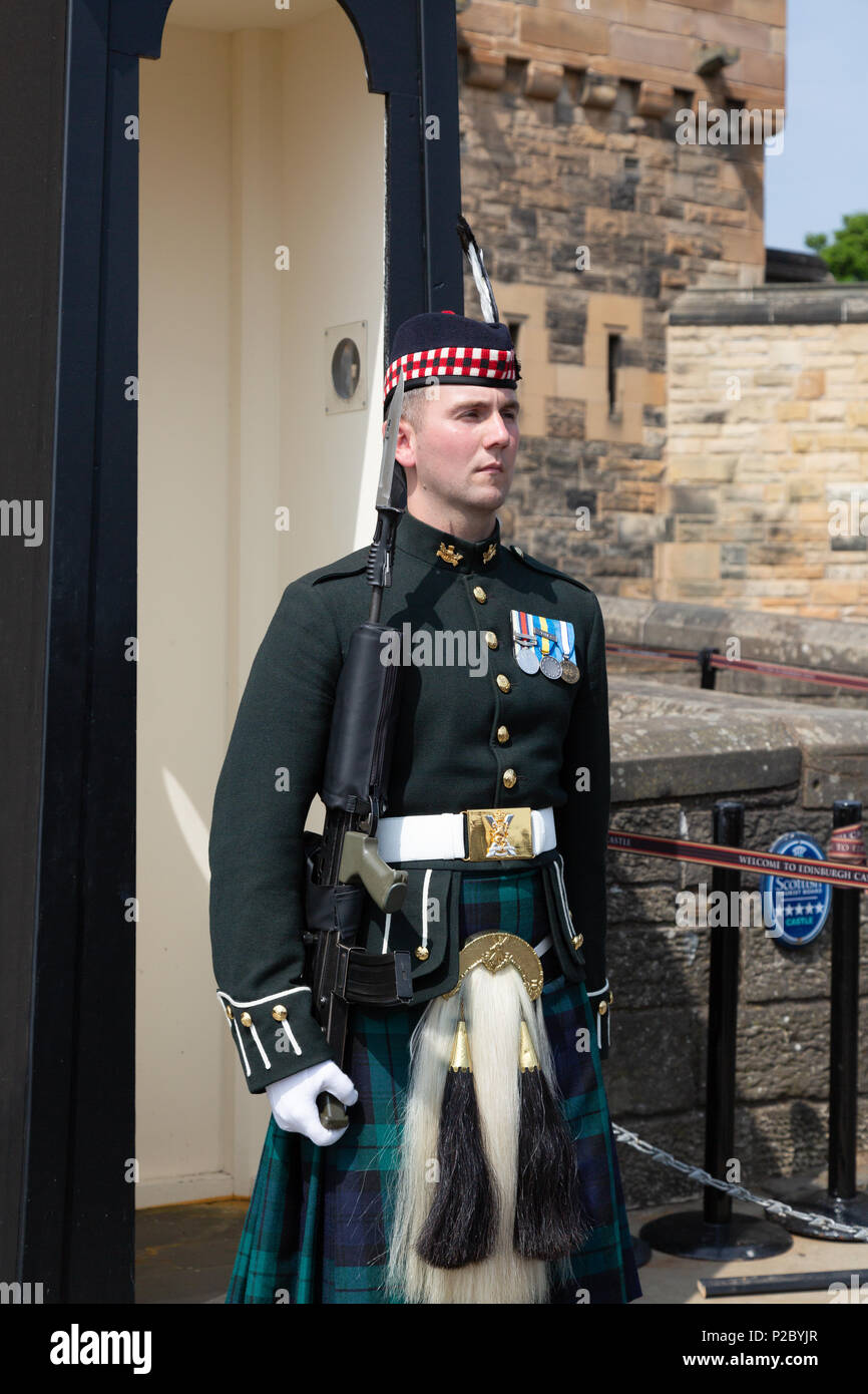Il Castello di Edimburgo guardia in alta uniforme tra cui tartan scozzese kilt, Edimburgo città vecchia, Edimburgo Scozia UK Foto Stock