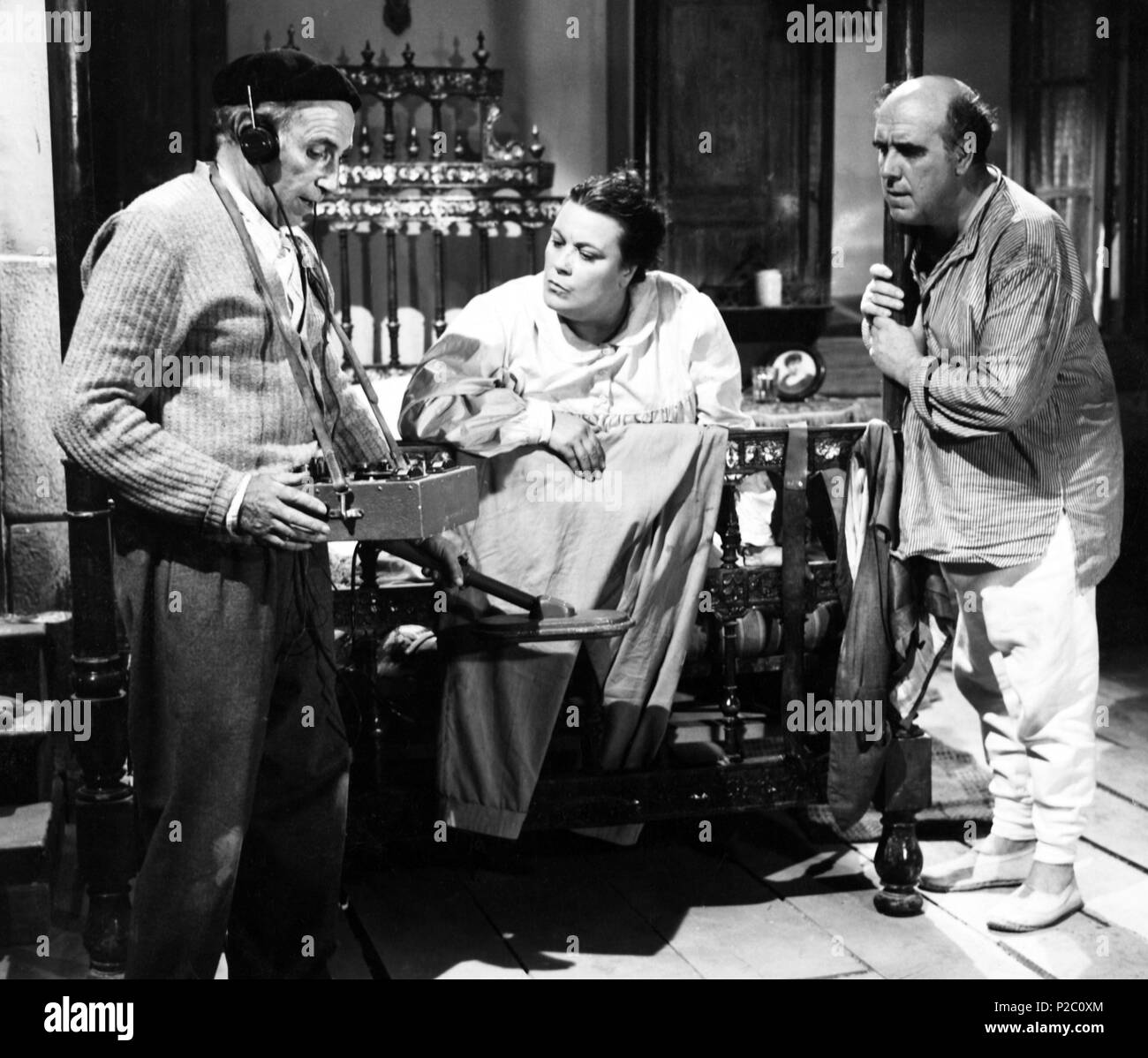 Pellicola originale titolo: AQUI HAY PETROLEO!. Titolo inglese: AQUI HAY PETROLEO!. Regista: RAFAEL J. SALVIA. Anno: 1956. Stelle: MANOLO MORAN; FELIX FERNANDEZ; JOSEFINA SERRATOSA. Credito: Asturie film / Album Foto Stock