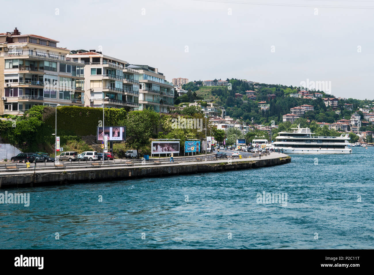 Bella vista del Bosforo costa in Istanbul con squisiti case di legno e barca Foto Stock