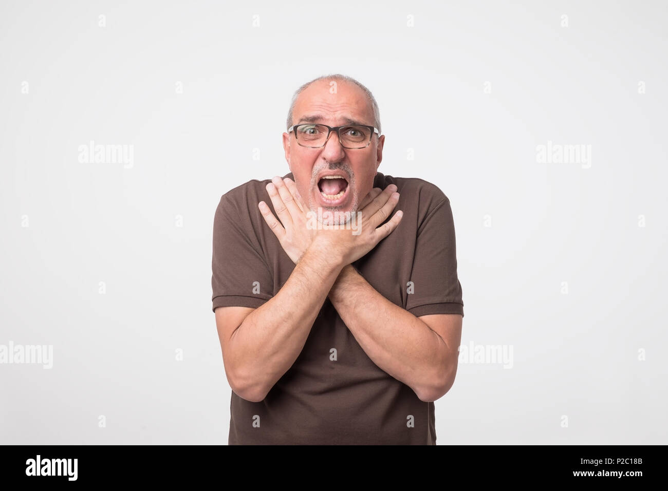 Uomo maturo avente un dolore terribile in gola a causa della malattia. Foto Stock