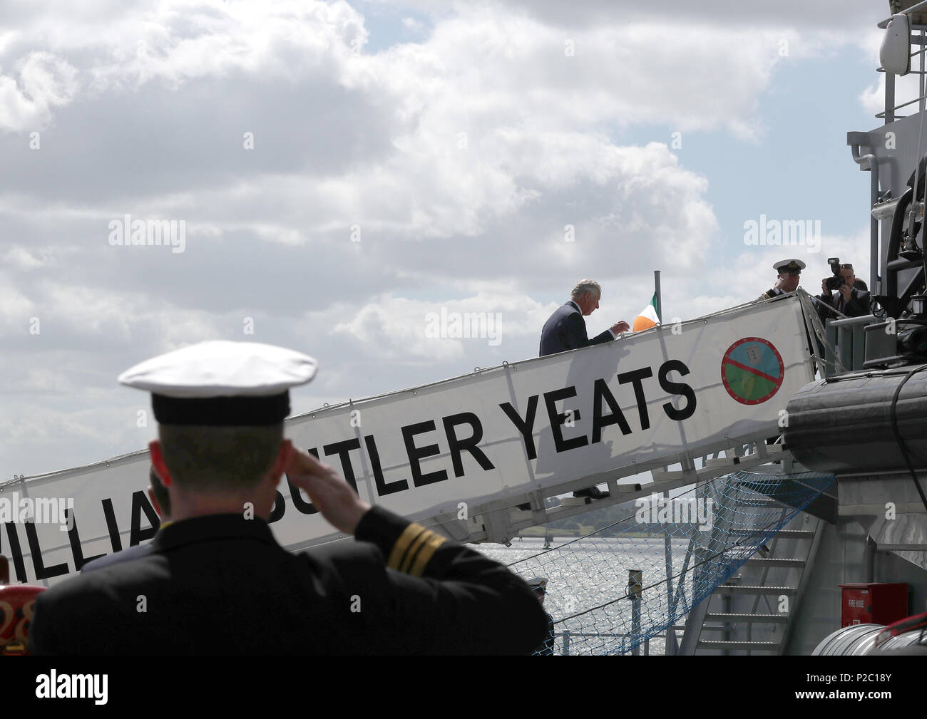 Il Principe di Galles passeggiate fino a gangplank di una nave durante una visita alla base navale, vicino a Cork come parte del suo tour della Repubblica di Irlanda. Foto Stock