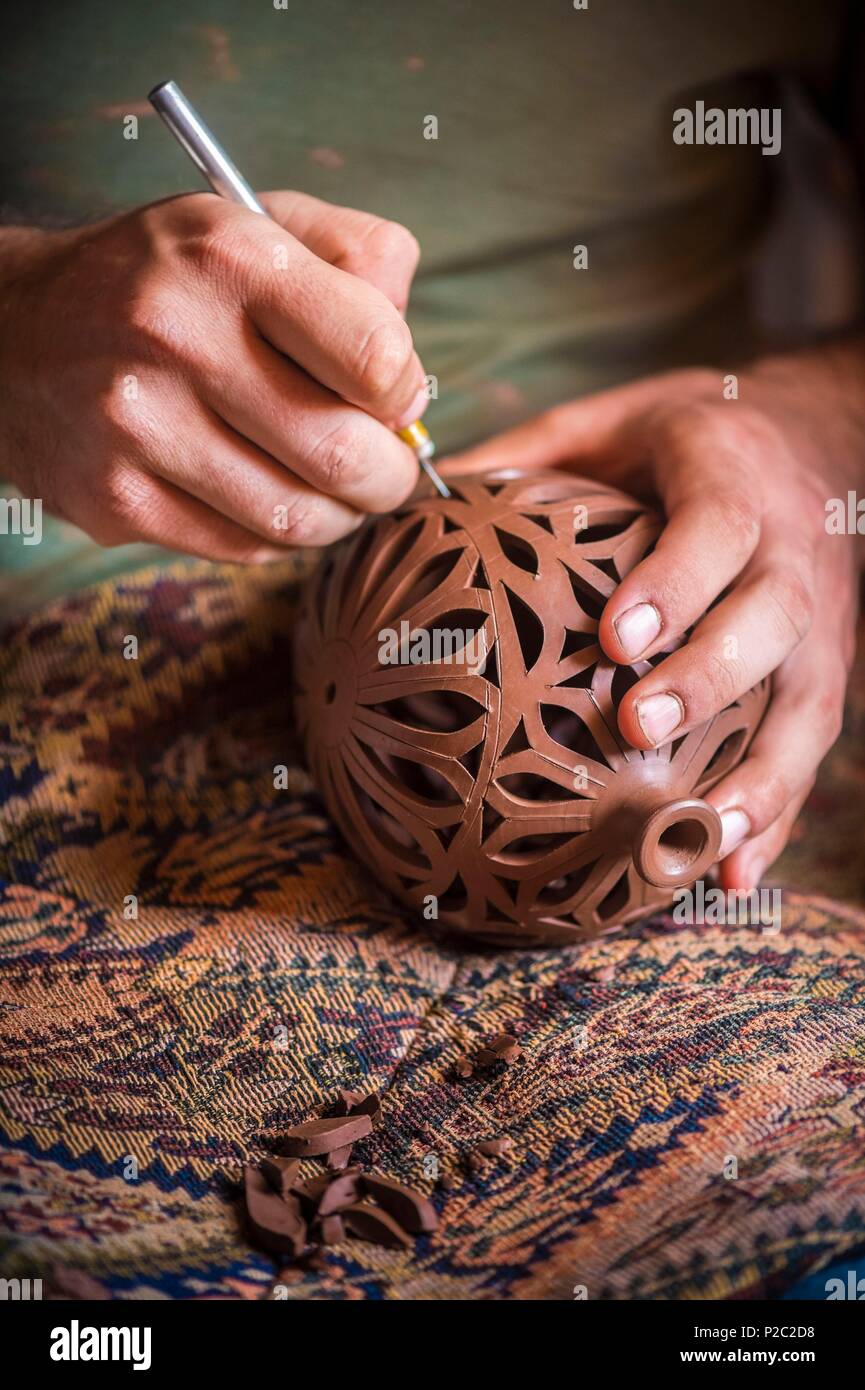 Turchia, Anatolia centrale, Nev&#x15f;ehir provincia, Cappadocia UNESCO World Heritage Site, Avanos, un vasaio scolpisce una candela di terracotta a Mehmet KÖRÜKÇÜ's workshop, Udu Palace Foto Stock