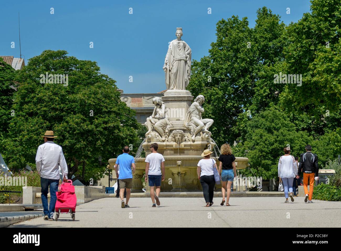 Francia, Gard, Nimes, Fauchères Avenue, Esplanade Charles-de-Gaulle, escursionisti su una via pedonale Foto Stock