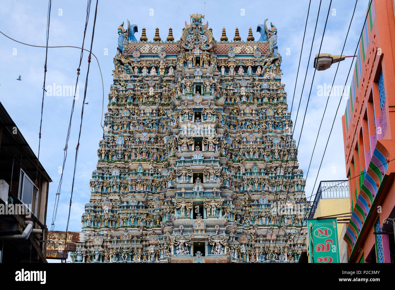 Occidente 'gopura' (gateway tower) di Meenakshi Amman, un tempio indù dedicato a Meenakshi e il suo consorte Sundareshwar, Madurai, Tamil Nadu, India. Foto Stock