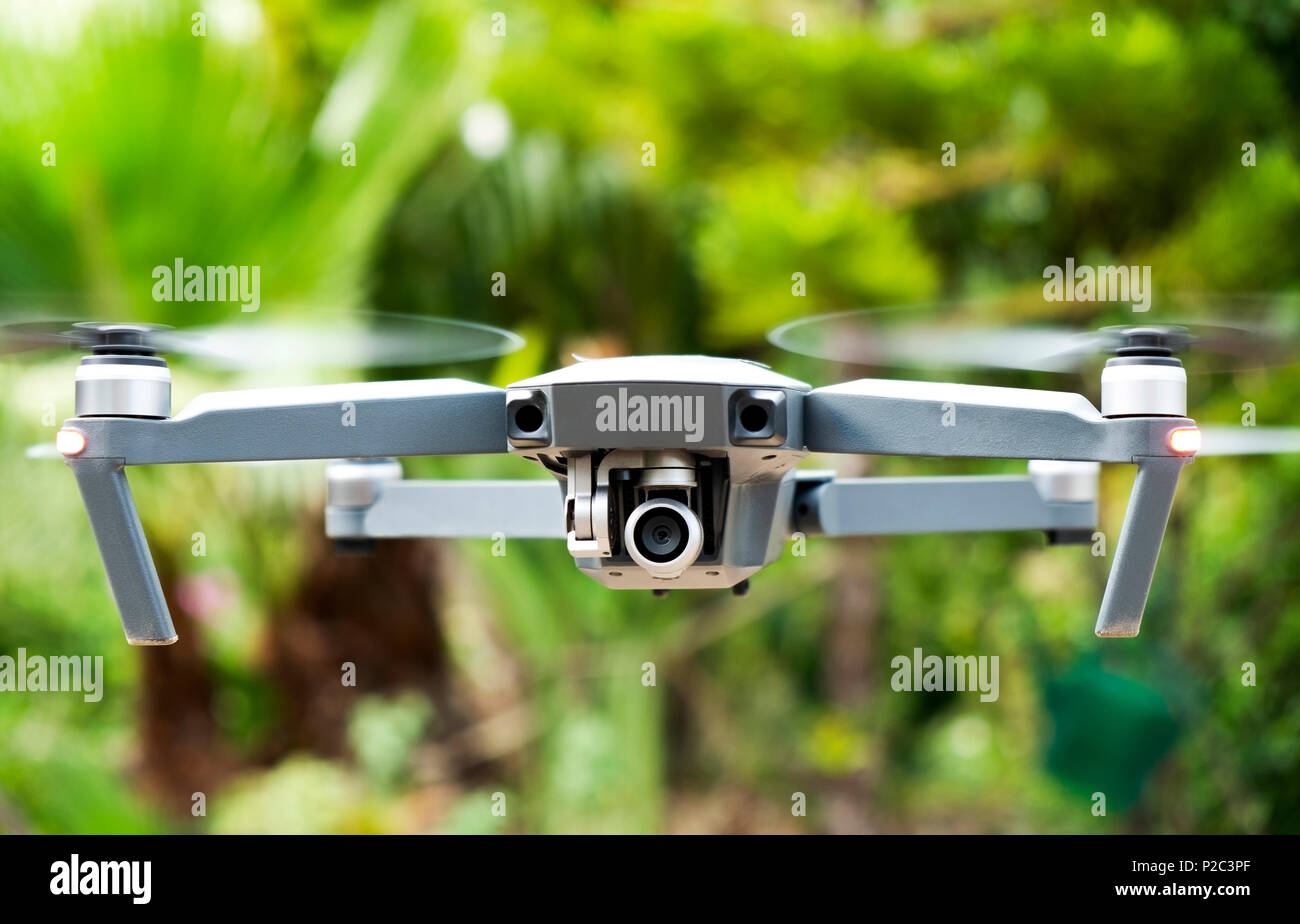 Primo piano di una telecamera quadcopter dotato del drone in volo in un paesaggio naturale Foto Stock