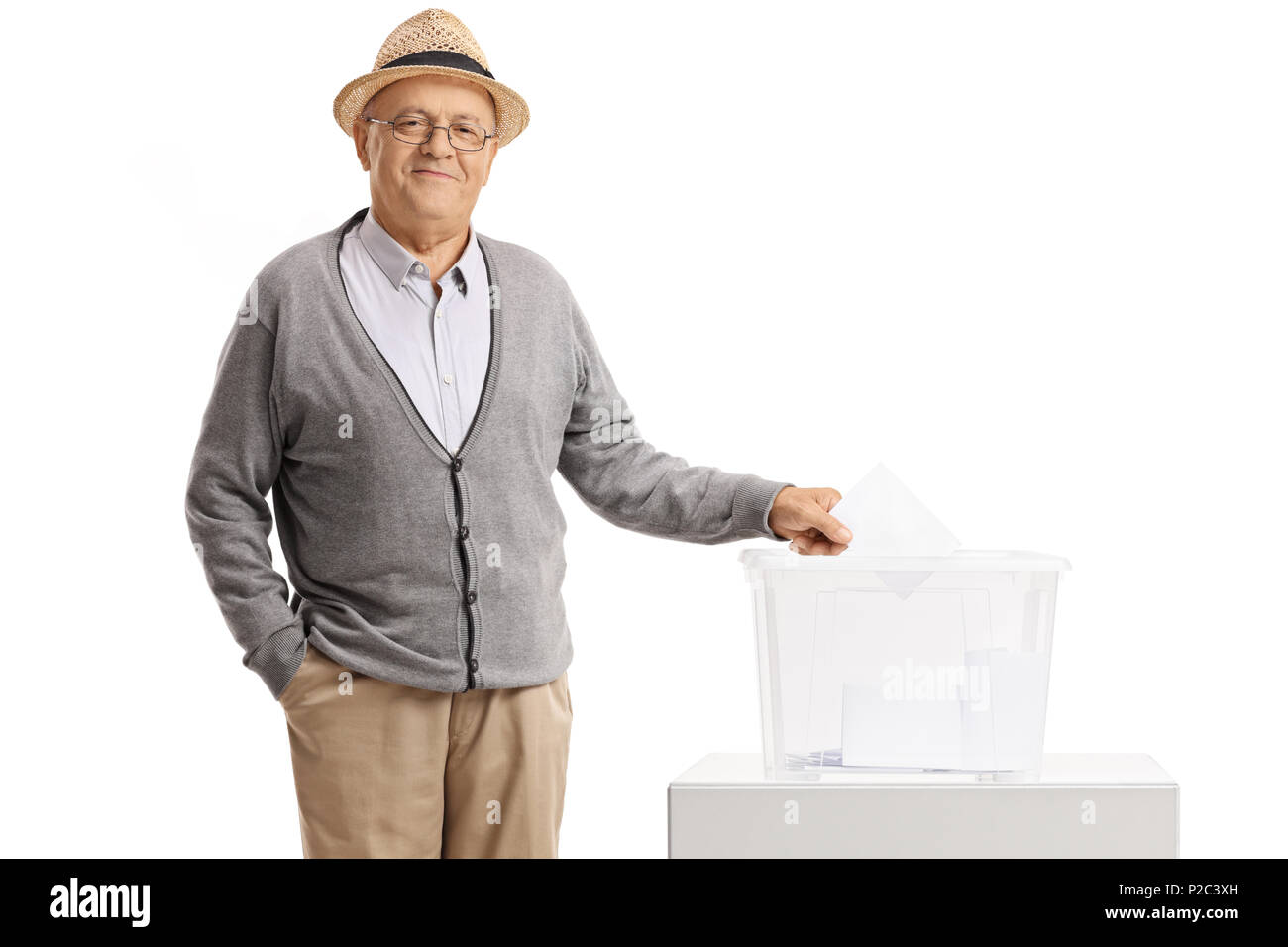 Uomo anziano fusione il suo voto in un urna isolati su sfondo bianco Foto Stock