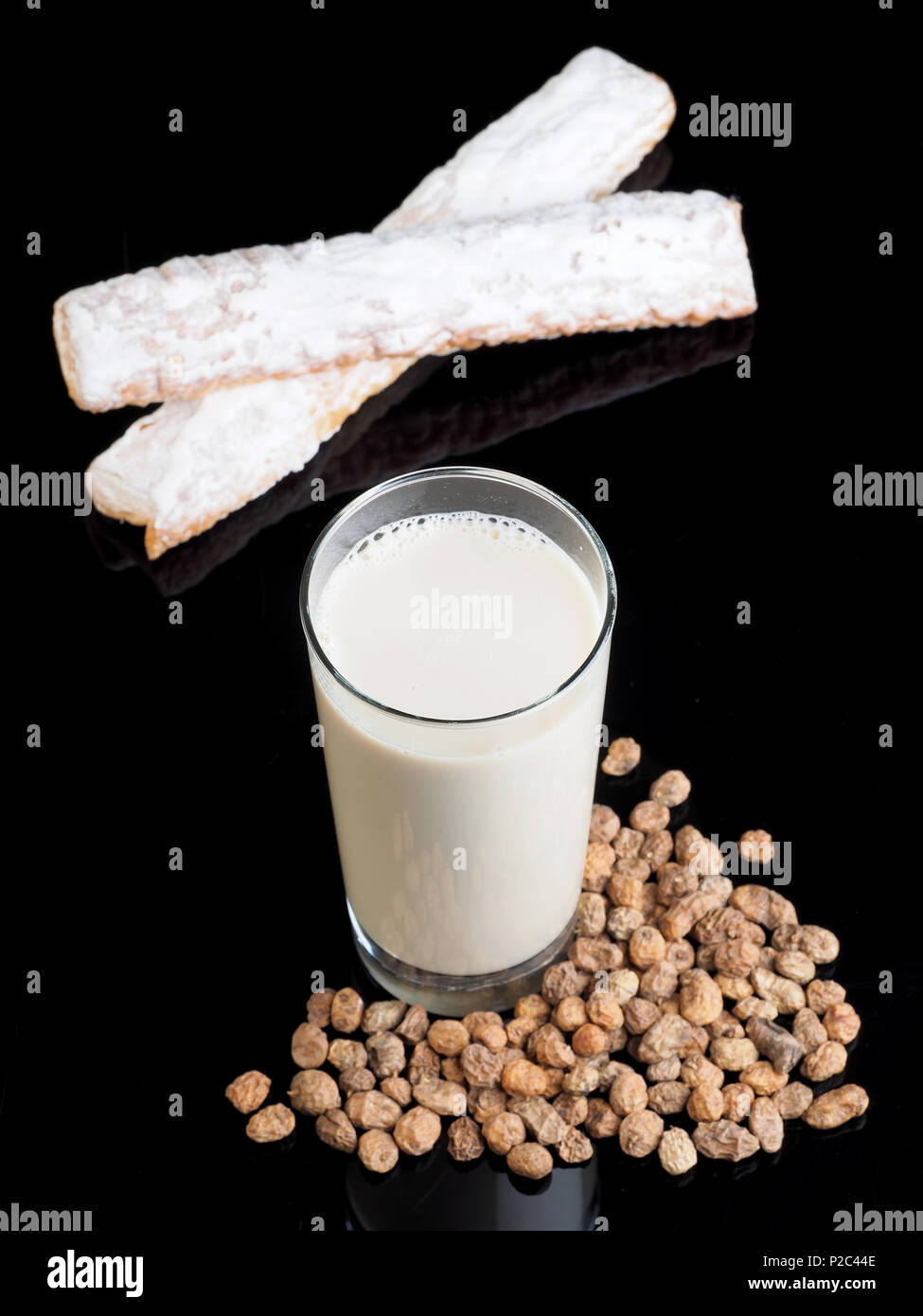 Horchata è una bevanda fatta con il succo di tigernuts e zucchero. Native da Valencia - Spagna, è una bevanda rinfrescante, spesso accompagnato con lunghi Foto Stock