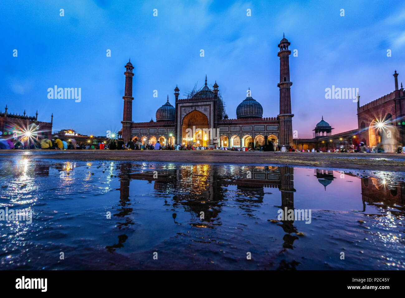 Accattivante riflessione della Jama Masjid durante il blu ora a Ramazan destra dopo una leggera pioggia Foto Stock