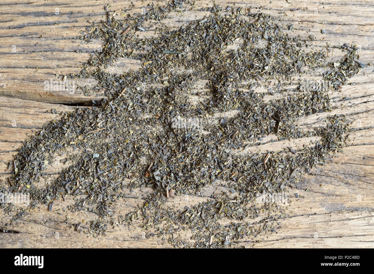 Vista dall'alto di asciugare le foglie di tè su uno sfondo di legno Foto Stock