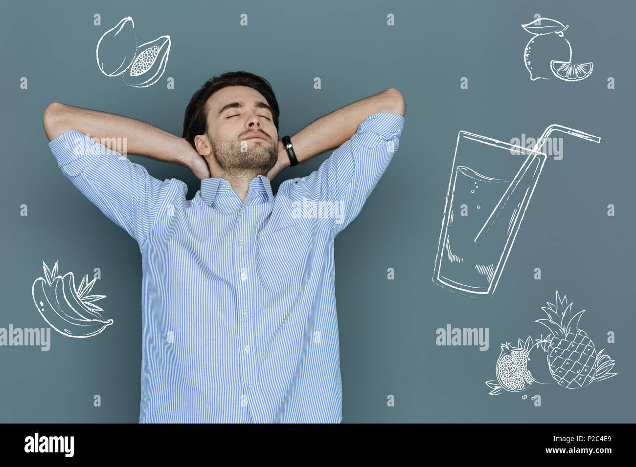 Bel uomo prendendo un respiro profondo e abbigliamento i suoi occhi Foto Stock