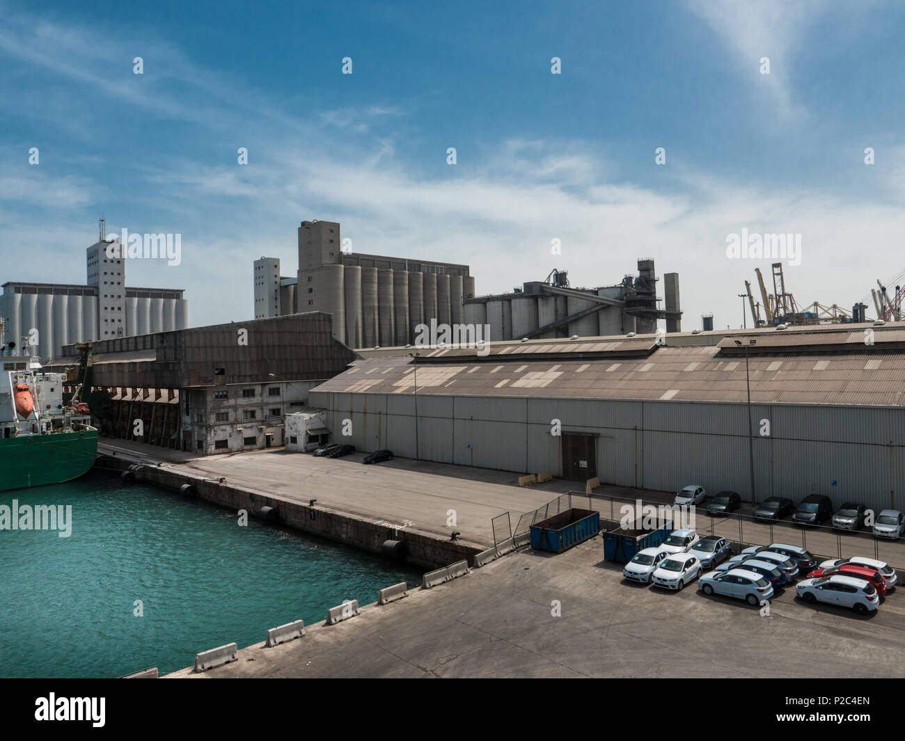 Magazzini, banchine, silos e automobili in Barcellona carico porto in una giornata di sole Foto Stock