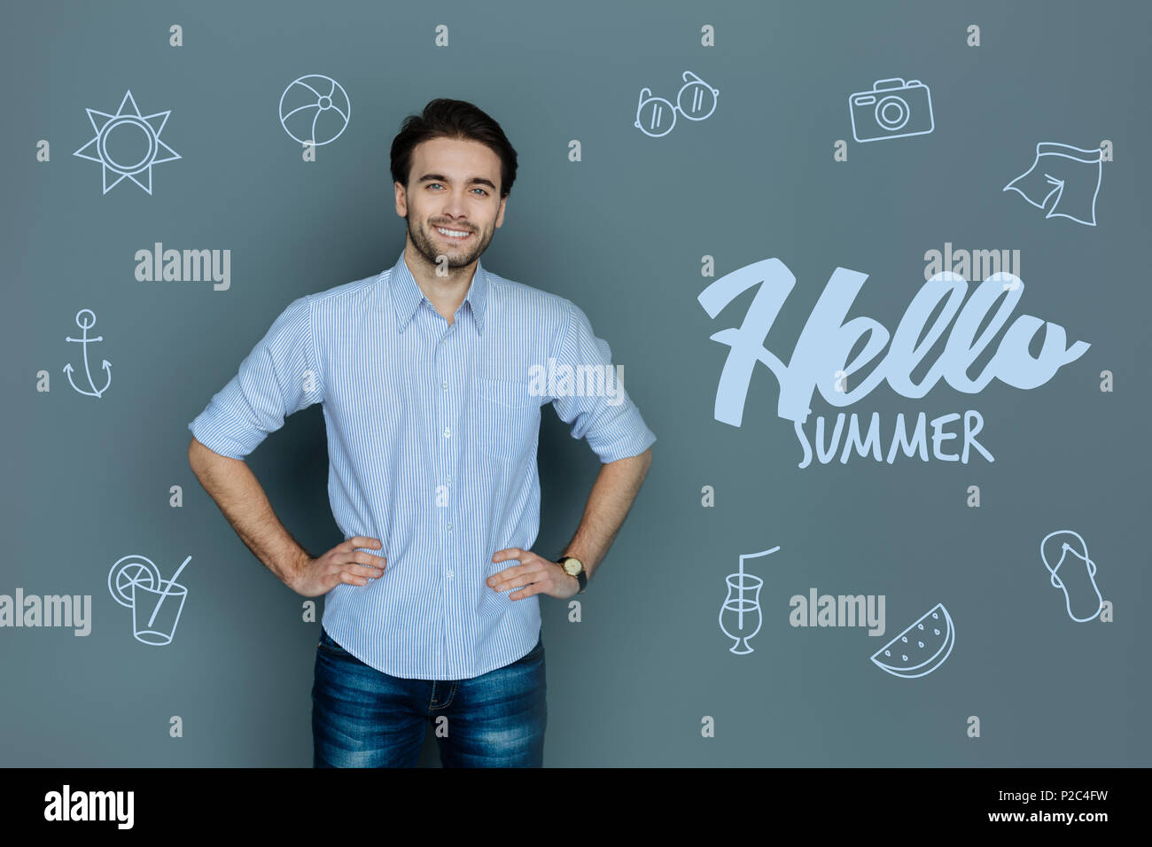Uomo bello mettere le mani sui fianchi e la sensazione di essere felice Foto Stock