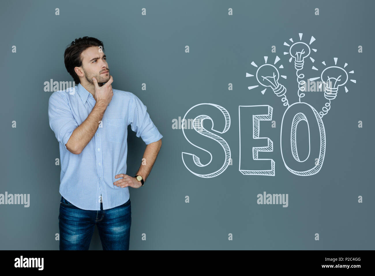 Professional copywriter pensare mentre si lavora con SEO Foto Stock