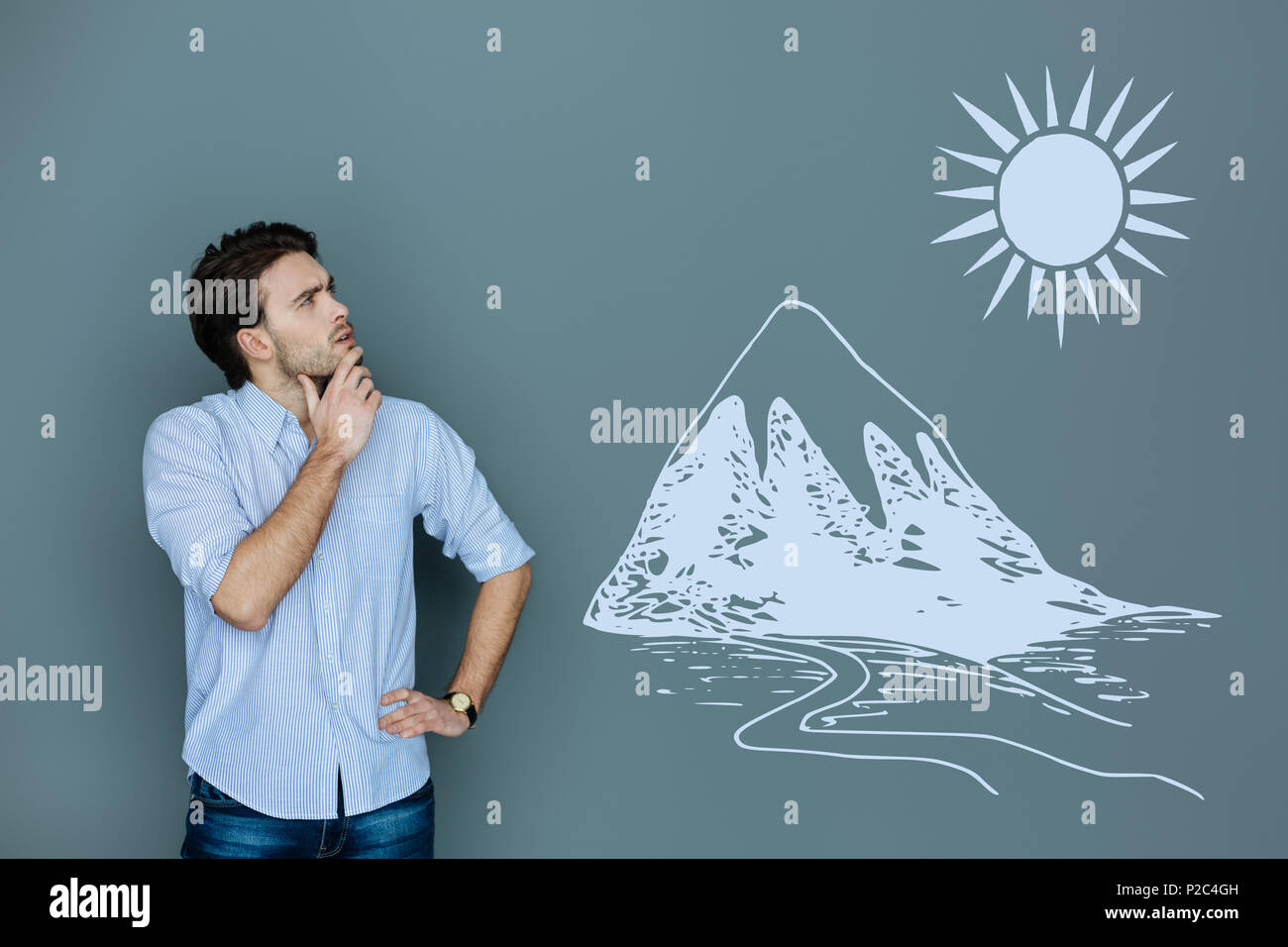 Giovane turista curioso sensazione mentre guardano la montagna alta Foto Stock