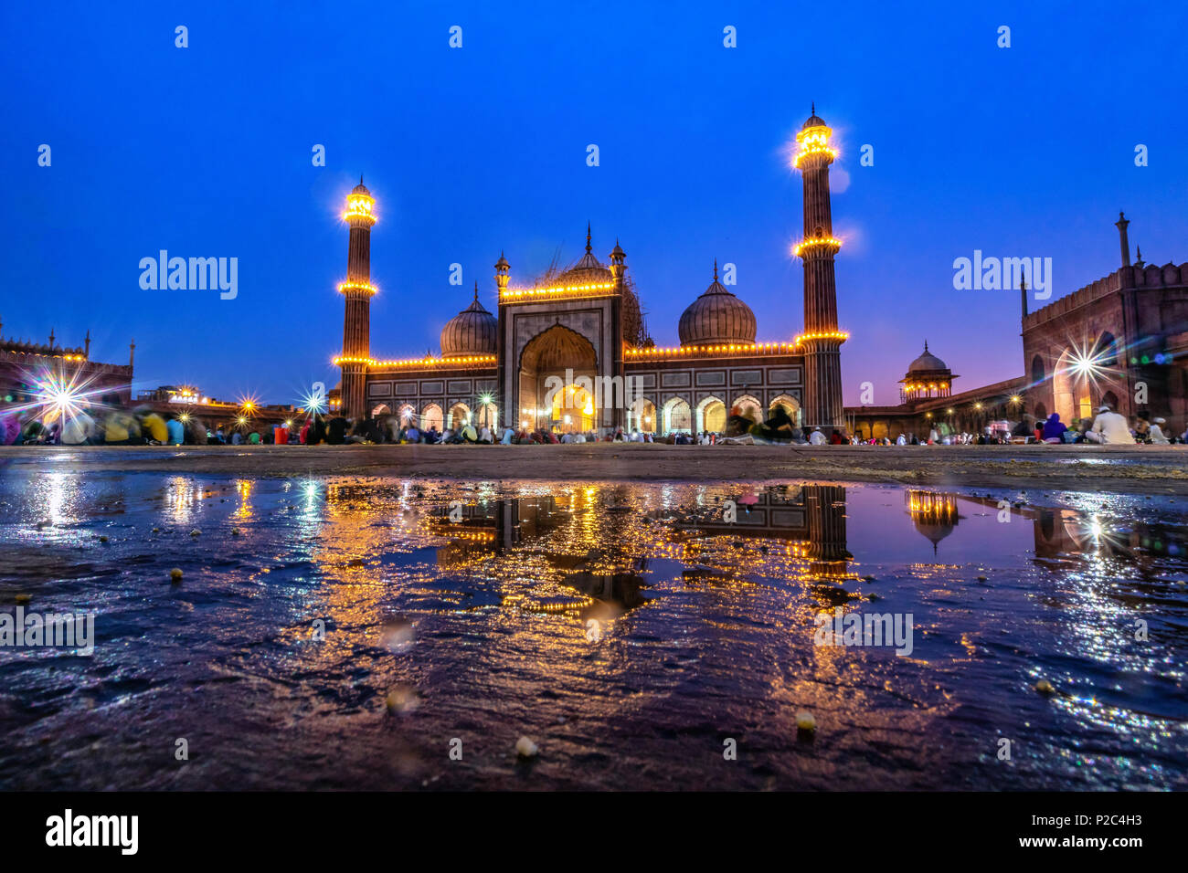 Accattivante riflessione della Jama Masjid durante il blu ora a Ramazan destra dopo una leggera pioggia Foto Stock