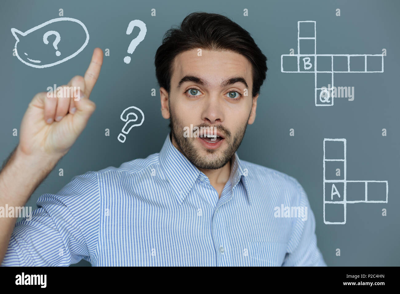 Uomo intelligente pensare la parola pur risolvendo puzzle Foto Stock
