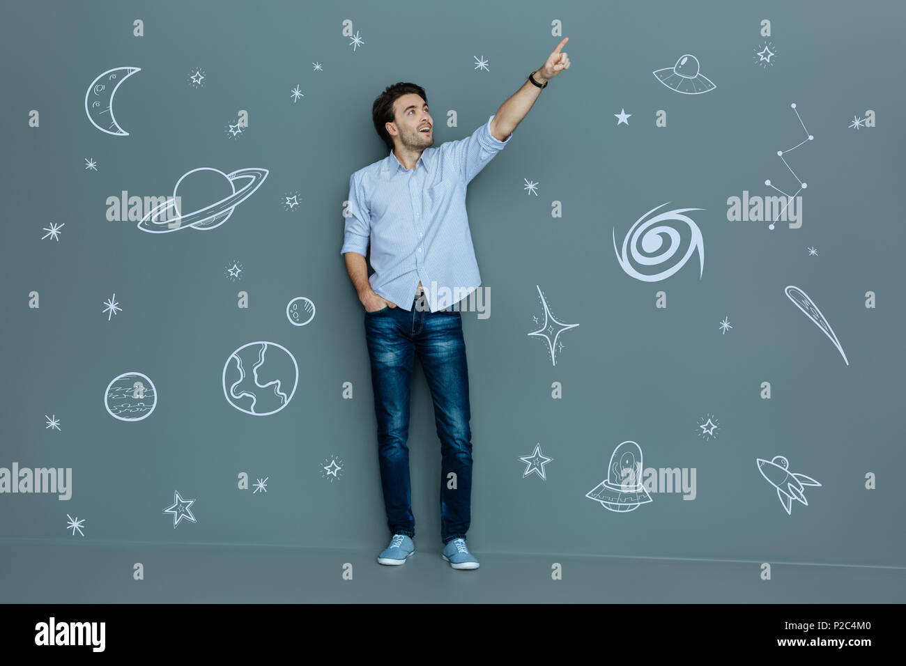 Astronomo emotivo sorridente e rivolto al cielo Foto Stock