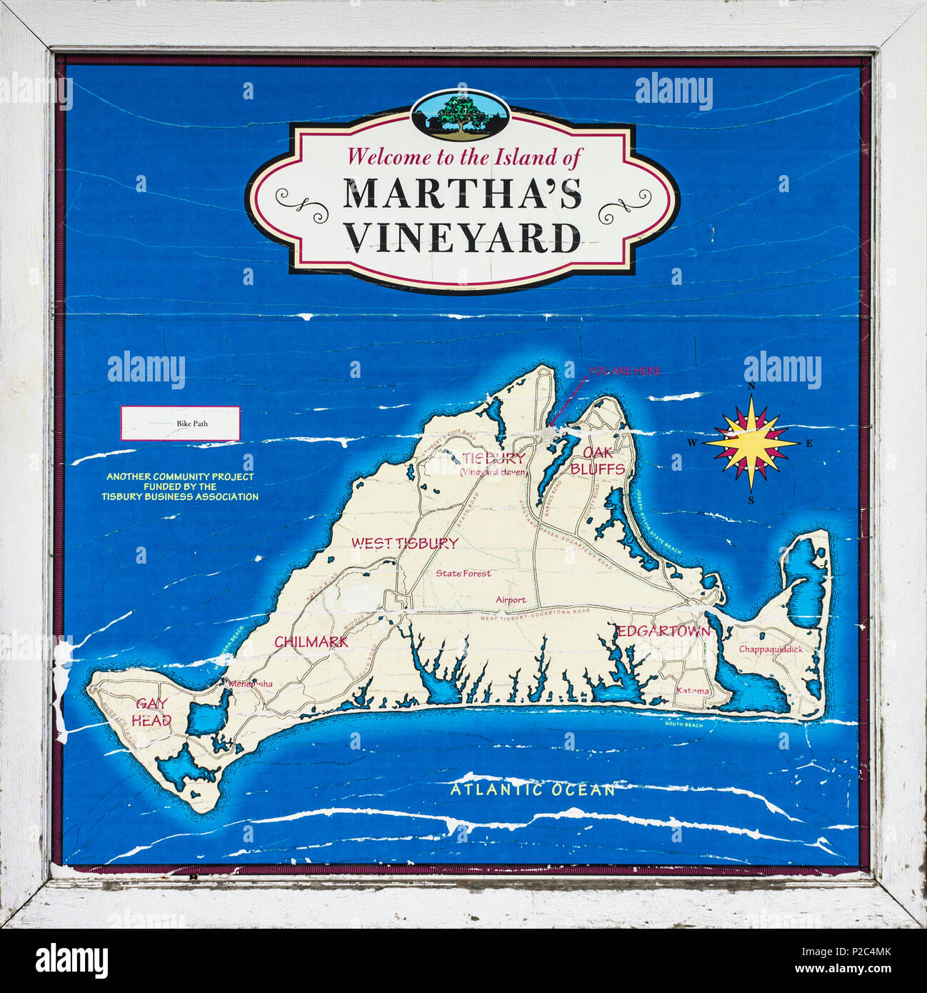 Mappa di Martha's Vineyard, Massachusetts. Segno di benvenuto dell'isola con l'oceano blu e la terra in colori crema Foto Stock